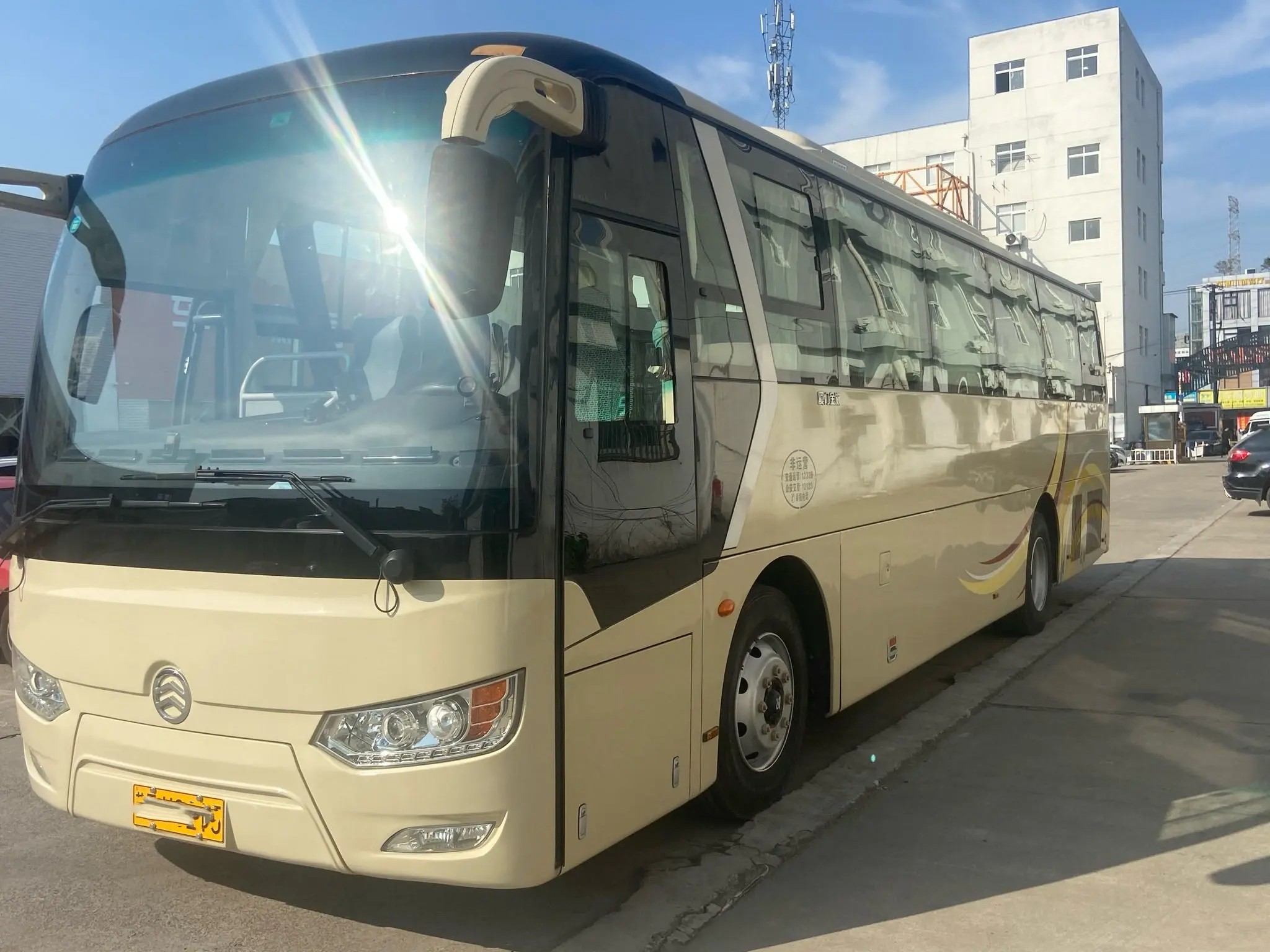 Used Coach Bus Middle Door Sealing Window Yuchai Engine 46 Seats 2018 Year 2nd Hand Golden Dragon XML6102