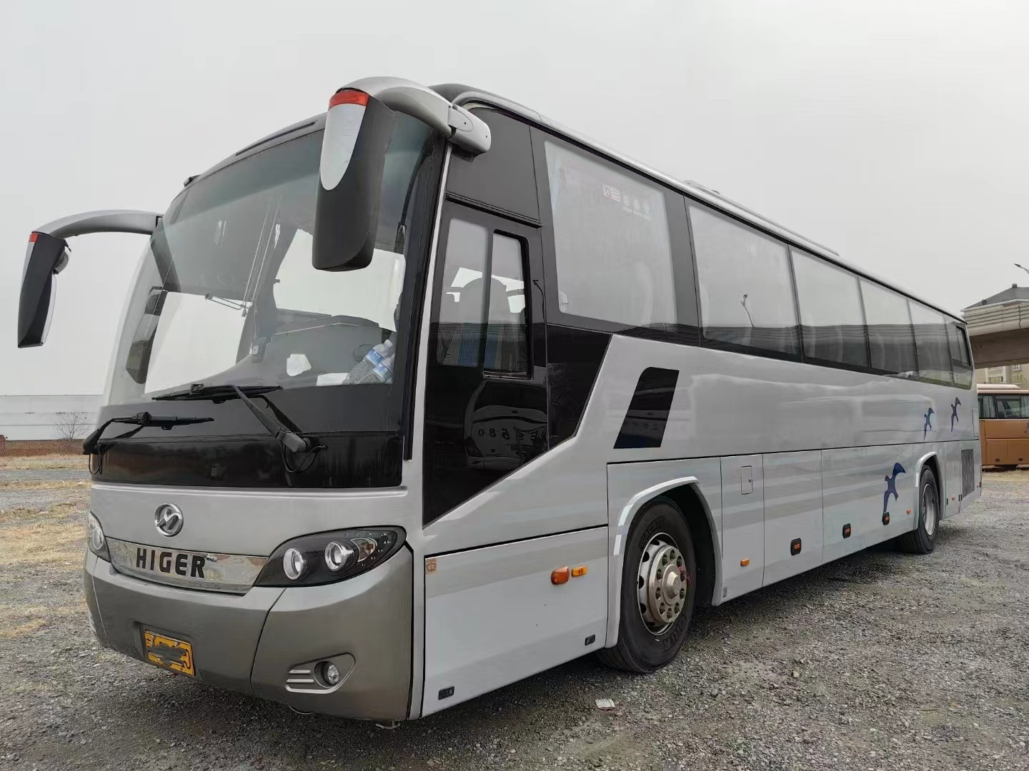 Used Tour Bus 54 Seats 12 Meters Yuchai 6 Cylinders Engine Double Doors Silver Color 2nd Hand Higer KLQ6125