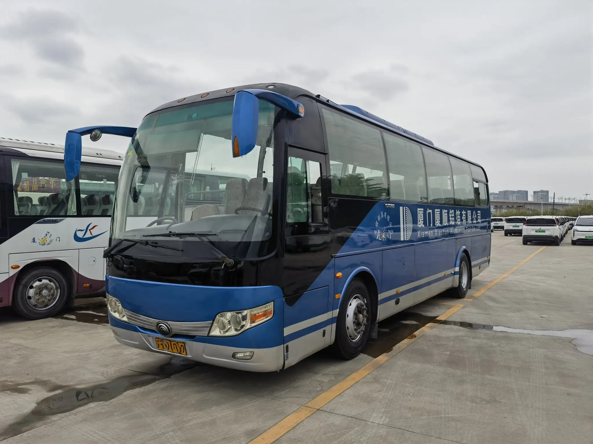 Used Shuttle Bus 45 Seats Big Luggage Compartment 10.5 Meters Yuchai Engine Middle Door 2nd Hand Yutong Bus ZK6107